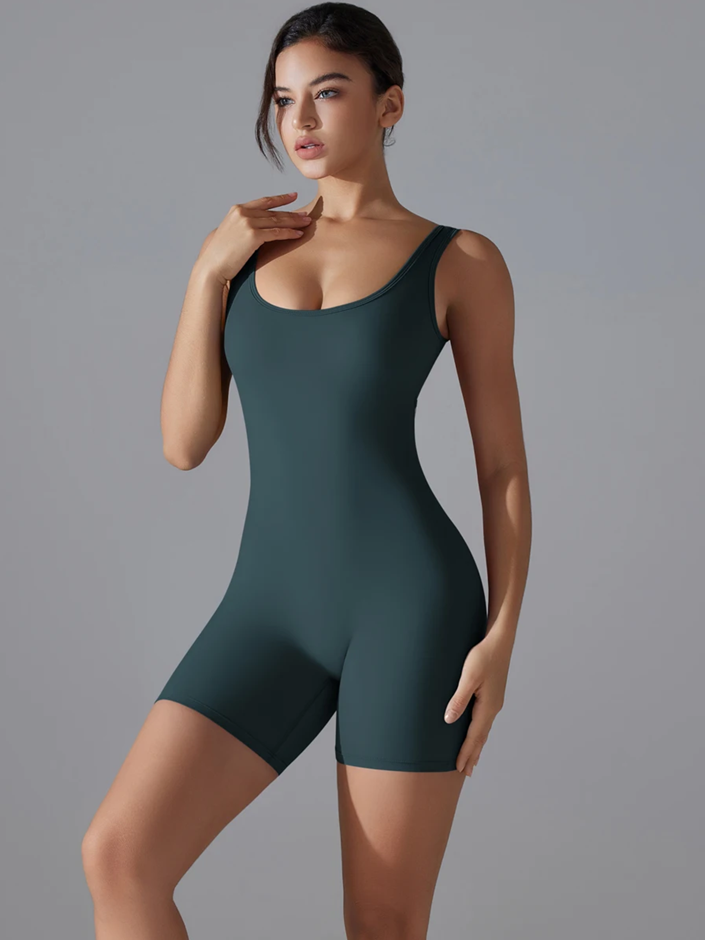 Mono corto fruncido con escote redondo y espalda en V